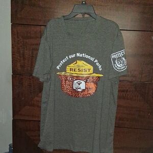 Men's Gray 'Resist' Smokey Bear Graphic Short-Sleeve Tee